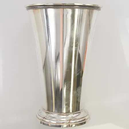 Vas/bägare, höjd: 20,5cmförgylld insida, Oscar L Olausson, Stockholm år 1952, ograverad, 830/1000 silver, 440,0g.