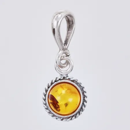 Hänge med bärnsten, längd: ca 2cm, bredd: ca 7mm, 925/1000, silver Vikt: 0,8 g