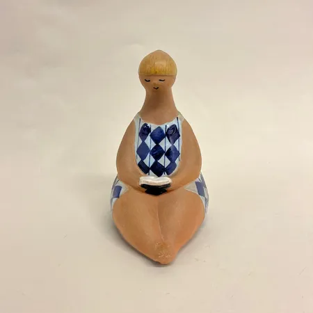 Figurin, Amalia, ur serien ABC-flickorna, höjd ca 17cm, Lisa Larson, Gustavsberg, signerad och etikettmärkt, krackeleringar på bok