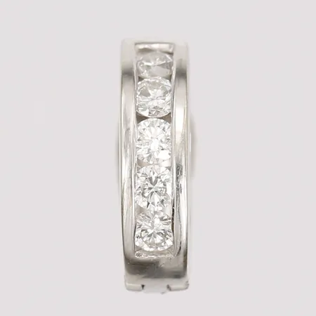 Ett udda örhänge, defekt/saknar stift, med briljantslipade diamanter, 5 x ca 0,04ct, Ø 12mm, bredd 4mm, 18K vitguld Vikt: 1,6 g