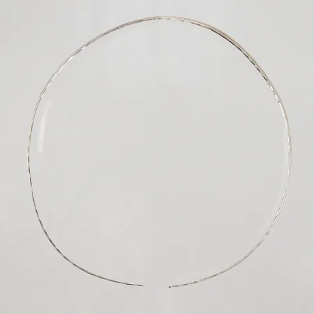 Stelt collier, öppen modell, hamrad dekor, inre bredd ca 35cm, bredd 4,5mm, ojämn/bucklig, Silver 925/1000 Vikt: 16,9 g