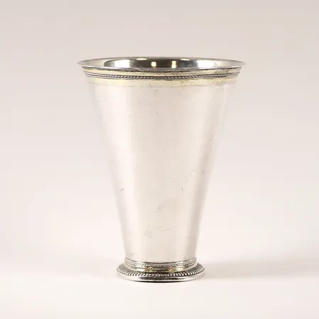 Bägare Henrik Nourin, Barock, (1730-1774), Norrköping, delvis förgylld, grodronnerad fot samt vågbård vid fot och mynning, höjd 16,5cm, åldersbetingat slitage, svaga bucklor.  Vikt: 318,5 g