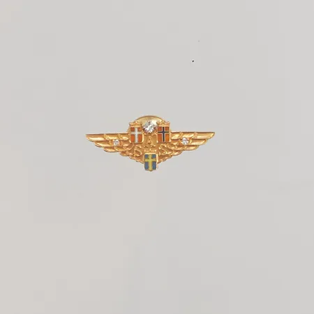 Brosch/Pin, längd 26mm med briljantslipade diamanter 1x 0,02ct, 2x 0,01ct, bredd 10mm, SAS, Sverige, Danmark och Norges flagga, märkt 4816, BH, nålfästet i oädel metall, 18K, 2,6g.