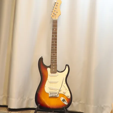 Elgitarr, Stratocaster modell, okänt märke, i behov av service, vassa band, inga tillbehör, skickas ej