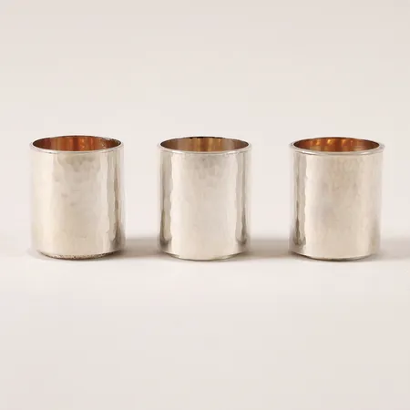 Tre Supkoppar, Inger Robberts, Silversmedjan Trosa Kvarn, Trosa, 1967 samt 1971, cylindriska samt med hamrad yta, slitage, gravyr undertill, silver. Vikt: 210,9 g