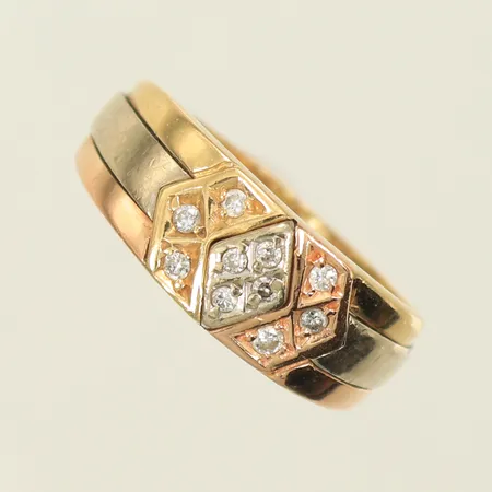 Ring trefärgad med vita stenar, stl 17¾ bredd 4-7mm, ojämn skena, 18K Vikt: 4,5 g