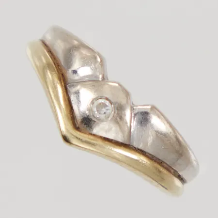 Ring med vit sten, stl 18, bredd 3,2-8,6mm, nagg, gul/vitguld, 14K, Vikt: 3,3 g