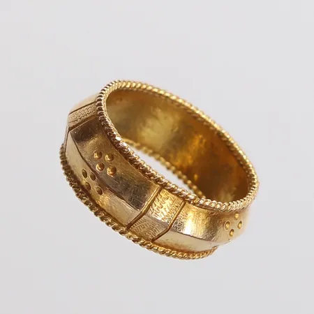 Ring med dekor, stl: 15½, bredd 7,4mm, skev, 14K. Vikt: 5,1 g