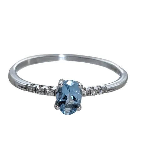 Ring, 18K vitguld, Akvamarin 4x6 mm - 0,33ct, Diamanter 6 x 0,0075ct - totalt 0,045ct, Ø18¼ mm, skenans bredd 1,3 mm, fint skick, stenar utan anmärkning, certifikat från Dorico Vikt: 1,6 g