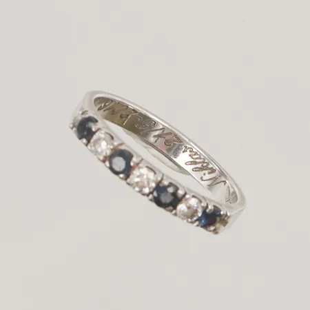 Ring med safirer samt 3 diamanter 0,21ctv Piqué, enligt gravyr, Ø17¾, bredd: 3mm, Schalins, gravyr, vitgud, 18K, 3,6g.