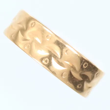 Ring med mönster, stl 17¾, bredd 6mm, graverad, 14K, 2,3g Vikt: 2,3 g