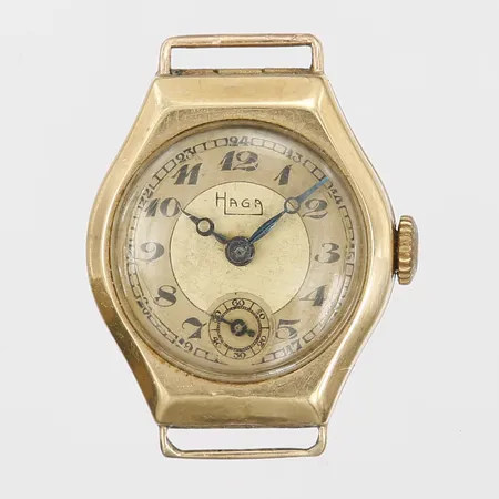 Damur, Haga, manuell, Ø20mm, skadat plexiglas, boettnummer 1202, boett i 14K guld med graverad monogramgravyr, åldersrelaterat slitage, bruttovikt: 8,3 gram