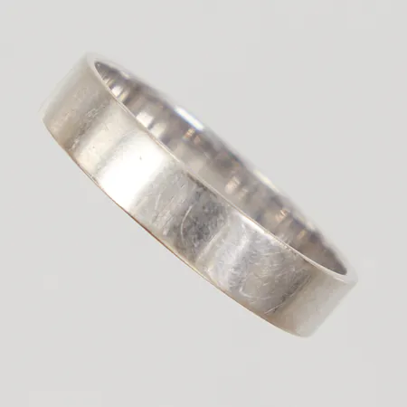 Ring, slät, stl ca 21½, bredd 4,9mm, ograverad, repig, 14K Vikt: 4,2 g