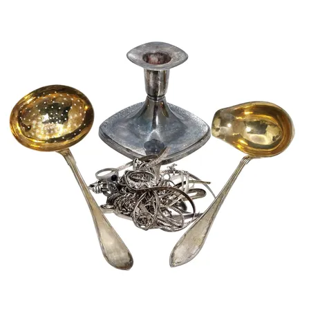 Diverse silverföremål 830-925/1000, bl.a. ljusstake, höjd 7,5 cm, fylld botten, merparten av smycken med bruksmärken/defekter, bruttovikt 339,8 gram Vikt: 339,8 g