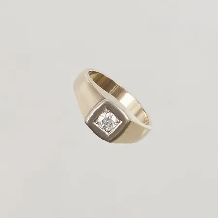 Klackring med diamant 1 x ca. 0,35ct, Ø19¾, bredd: 3,9-9,3mm, vitguld, rodieringsbehov, 14K, 10,3g.