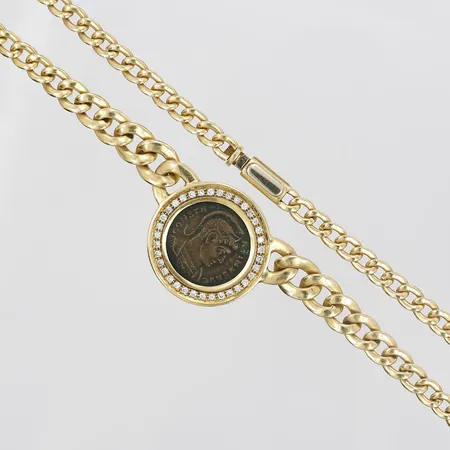 Collier med myntliknande föremål i metall samt diamanter 34 x ca 0,01ct, längd 40cm, höjd på hänge 24mm, italienska stämplar, 18K guld, bruttovikt 29,6 gram. Vikt: 29,6 g