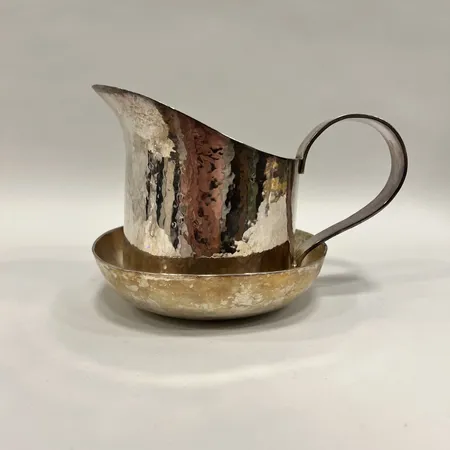 Karaff med handtag samt skål, hamrad dekor, personligt gravyr/slitage, Silver 925/1000 Vikt: 939,5 g