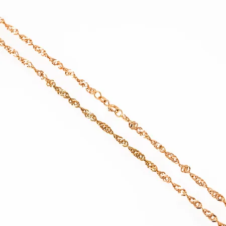 Kedja, singapore, i 18K guld. Den är 41,5 cm lång, 3,3 mm bred och väger 7,0g. Springring. Från Balestra.