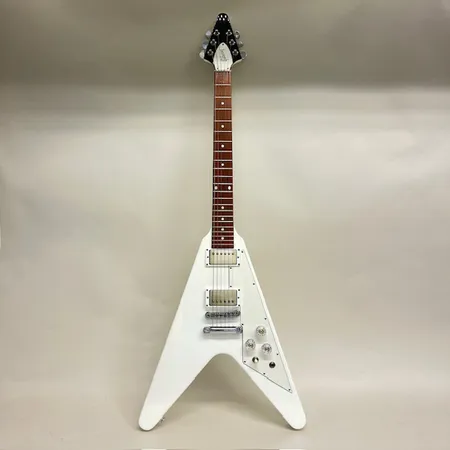Elgitarr Flying V Tribute, Alpine white, USA 2017, svagt serienummer troligen 170056040, Dirty Fingers humbuckers, nagg nedre sida, bruksslitage, hårt originalfodral Vikt: 0 g Skickas med Bussgods eller PostNord