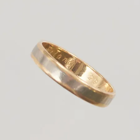 Ring, Ø19¾, bredd: 4mm, gravyr, vitguld/gulguld, 18K, 3,8g.