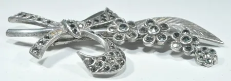 Silver brosch med stenar (saknas2) 8,7 gr L 5,5 cm Vikt: 8,7 g