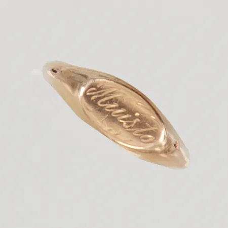 Ring med namngravyr, stl 16¼, bredd 2-6,2mm, 18K, Vikt: 1,1 g