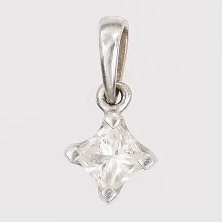Hänge med prinsesslipad diamant 0,20ct enligt gravyr, kvalitet ca TW-W(H)/VS-SI, höjd 10mm, bredd 5mm, tillverkad av Guldfynd AB, 18K vitguld Vikt: 0,5 g