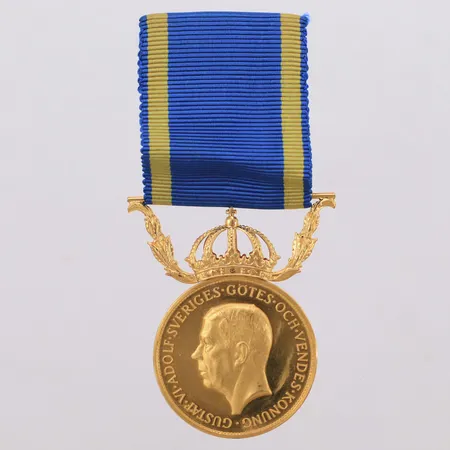 Medalj "För nit och redlighet i rikets tjänst", Gustaf VI Adolf, personlig gravyr, 23K mynt/ 18K krona, tygband, Bruttovikt med band: 16,0g Vikt: 16 g