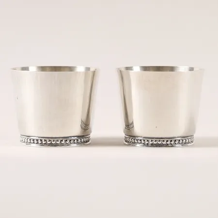 Två tumlare, TESI, Göteborg, 1970, svagt konade, vid foten en pärlstav, Ø6cm, höjd 5cm, slitage, silver. Vikt: 156,4 g