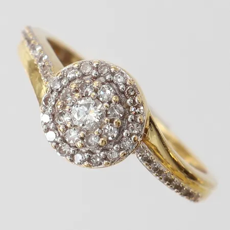 Ring med diamanter totalt 0,27ctv enligt gravyr, stl: 17, 1,5-8mm, GHA, 18K. Vikt: 2,9 g