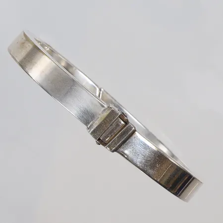 Armring, öppningsbar, ca 60x50mm, bredd 8mm, bortnötta stämplar, silver troligen 925/1000 Vikt: 16,5 g
