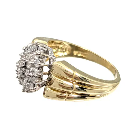 Diamantring, 18K guld, Diamanter 25 st - totalt 0,50ct (stämplat på insidan av skenan), tillverkarstämpel OSAB, svensk kontrollstämpel, Ø17½ mm, bredd 1,7 - 12,5 mm, fint skick Vikt: 5,9 g