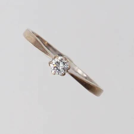 Ring med briljantslipad diamant 1 x 0,17ct enligt gravyr, stl: 18¾, bredd 1,74-4,5mm, skev, vitguld 18K. Vikt: 2,6 g