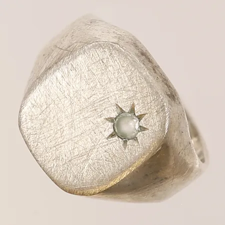 Klackring med vit sten, stl 15¼, bredd 4-13mm, slitage, silver. Vikt: 3,8 g