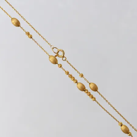 Collier med integrerade hängen, längd 45,5cm, bredd ca 0,5-4mm, 21K Vikt: 4 g