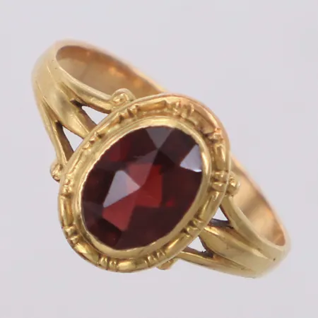 Ring stl 16½, bredd 2,3-11,2mm, röd sten, ostämplad, 18K Vikt: 2,6 g