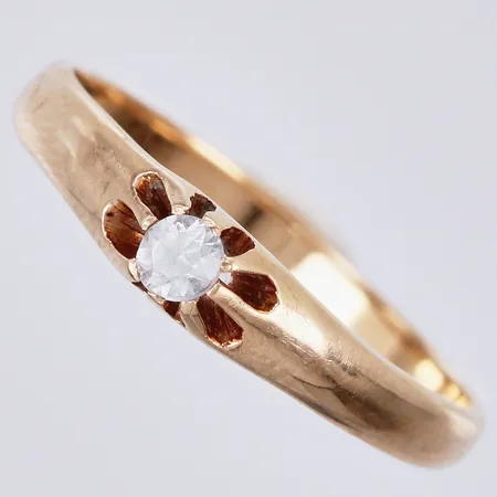 Ring med sten, stl: 16¼, bredd ca 1-3mm, ostämplad, 18K Vikt: 1,7 g