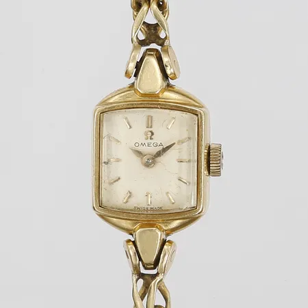 Damur Omega, boett i 18K, manuell, ca 15x15mm, boettnr 434178 3996, armband 18K, längd 17,5cm, repigt plexiglas, skadad urtavla, bruttovikt 23,2g