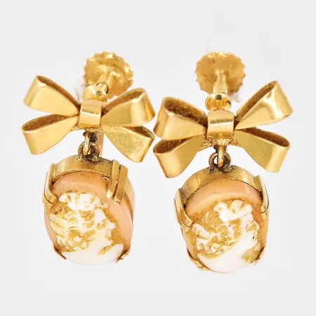 Ett par örhängen Camé, längd 21mm, skruvmodell, 18K Vikt: 5,7 g