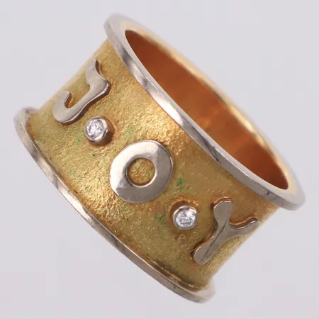 Ring stl 18¼, bredd 12mm, bokstäver i vitguld, diamanter 2x ca 0,02ct, 18K  Vikt: 11,4 g