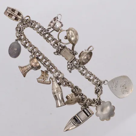 Armband, Bismarck med berlocker, längd 18,5cm, bredd 6,3mm, säkerhetskedja, 830/1000 silver Vikt: 27,8 g