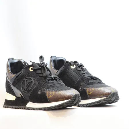 Ett par Skor Louis Vuitton Run Away snr. BM0222 stl 36½, sneakers-modell, Italien 2022, smärre bruksslitage, med två dustbags och kartong (med fläckar) samt kvitto, samt påse Skickas med postpaket.