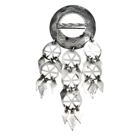 Dräktsmycke, större modell, "Allmogestil", brosch, silver 925/1000, rund mönstrad modell med hängande dekor, Ø39 mm, total längd inkl. dekor 10,5 cm, sannolikt Norge, tillverkarstämpel OD Vikt: 15,5 g