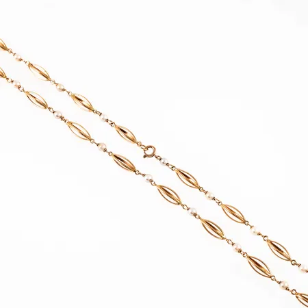 Collier i 18K guld med 3,4 mm´s odlade pärlor. Den är 42 cm lång, 4,7 mm bred och väger 8,9g. Springring. Svenska, oläsliga stämplar.