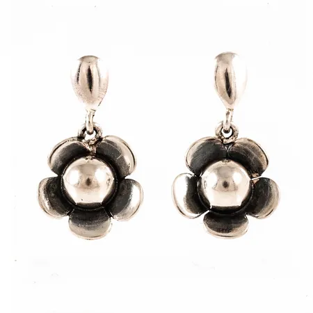 Hängande örhängen "Blomma" i silver. De är 4,5 - 12,5 mm breda, 21,5 mm långa och väger 3,3g. 