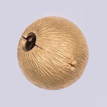 Lås till Collier, Ole Lynggaard, Danmark, mönstrat klot, Ø10,5 mm, stämplad Ole L 750, 18K Vikt: 2,8 g