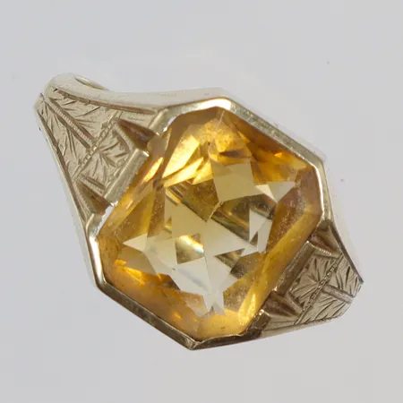 Ring med guld sten och graverad dekor, stl 20, bredd 3-14mm, tillv. Lambert, sten något lös i fattning, 10K Bruttovikt: 5,5g Vikt: 5,5 g