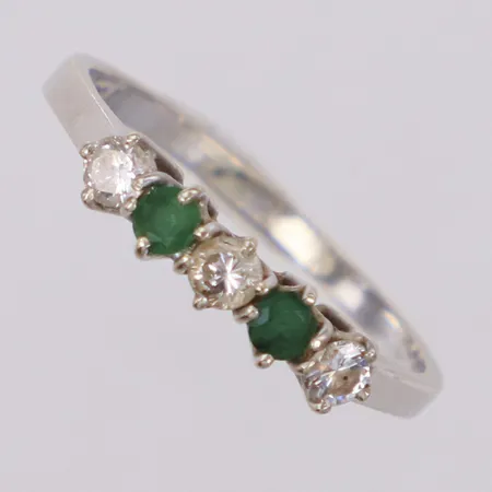 Ring med briljantslipade diamanter ca 0,15ctv och smaragder, nagg på diamanter och smaragder, stl 17, vitguld 18K Vikt: 1,8 g