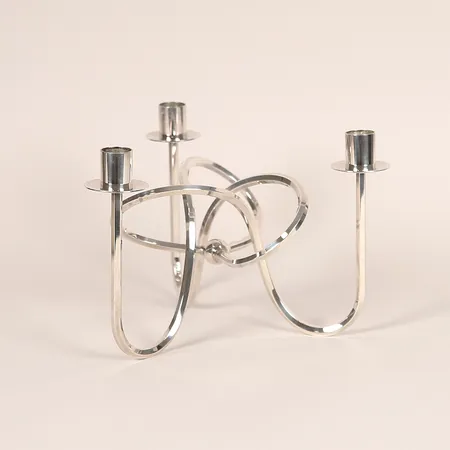 Kandelaber, "Vänskapsknuten", Josef Frank för Svenskt Tenn, formgiven 1938, Kandelaber, försilvrad mässing, tre svängda ljusarmar, höjd 15,5 cm, smärre bruksslitage. Skickas med postpaket.