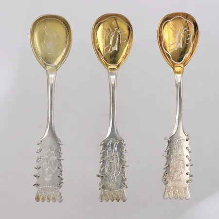 3 skedar, längd 11,4cm, samiskt motiv, förgyllda blad, Sigurd Åhman, Jokkmokk, 1990-tal, 830/1000 silver Vikt: 50,3 g